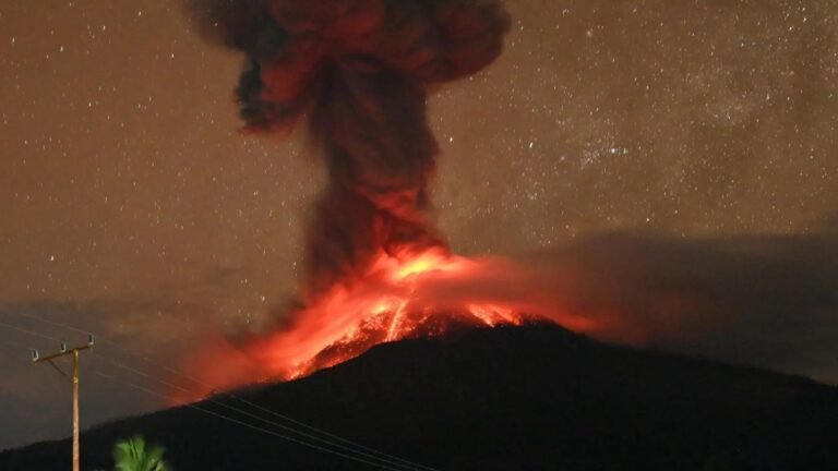 Indonesia cierra aeropuerto tras nueva erupción del volcán Lewotobi