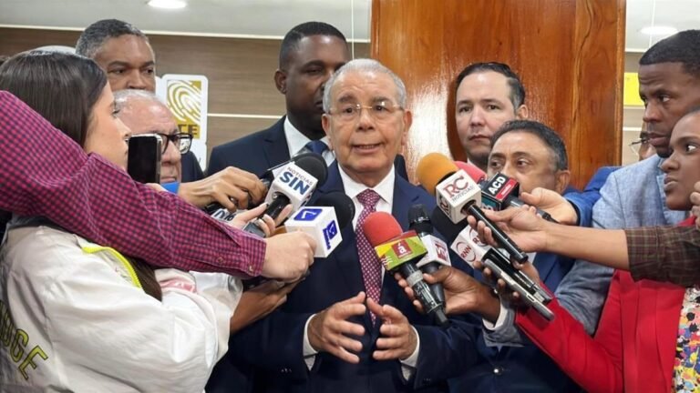 Danilo Medina califica de lento al Gobierno y rechaza cobros políticos a empleados públicos