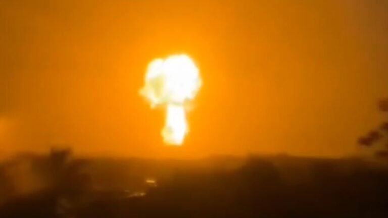 Video: Erupción de volcán de lodo con fuego provoca alarma en Antioquia