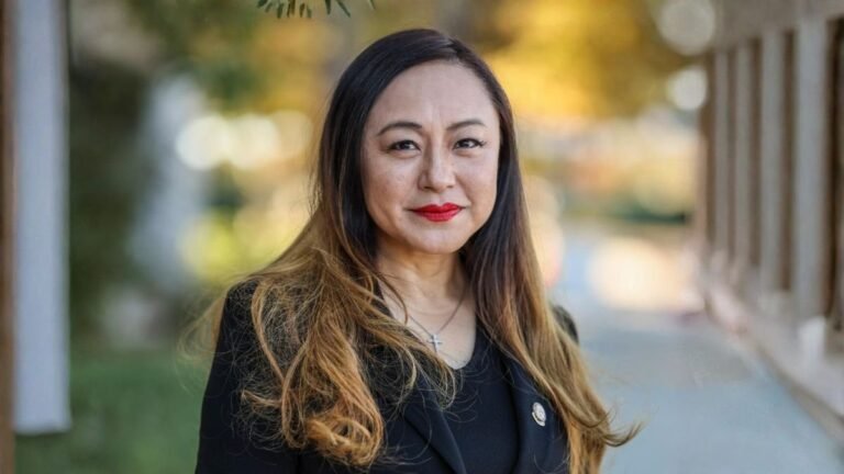 Alcaldesa de California admite trabajar ilegalmente para China y renuncia al cargo
