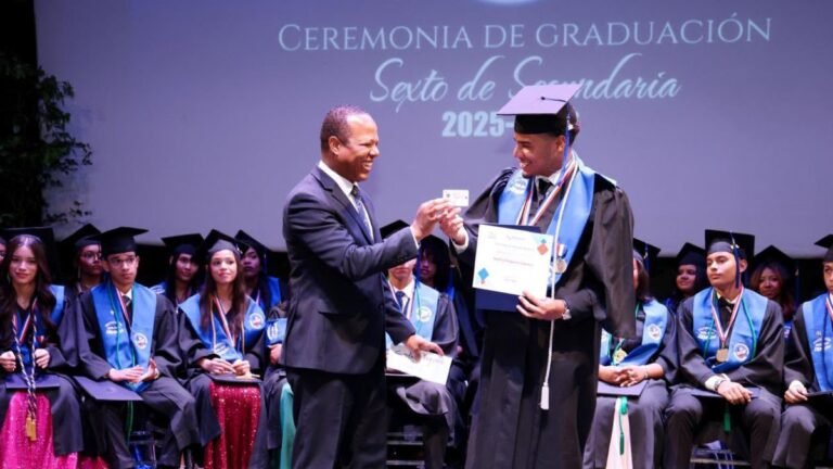 INTRANT entrega carnets de aprendizaje a los primeros bachilleres graduados este año como Guardianes del Tránsito; iniciativa formó a 620 estudiantes