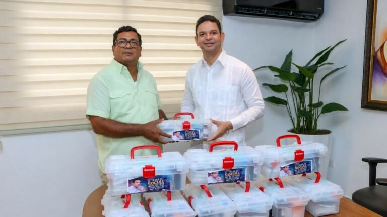 Presidente del Concejo de Regidores entrega botiquines para el Campamento de Verano "Tío Junior" en Los Alcarrizos.